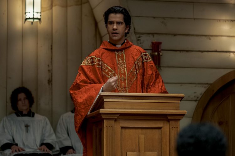 MIDNIGHT MASS (L to R) LOUIS MOFFAT as OOKER and HAMISH LINKLATER as FATHER PAUL in episode 105 of MIDNIGHT MASS Cr. EIKE SCHROTER/NETFLIX © 2021